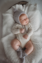 Load image into Gallery viewer, Snuggle Hunny Kids Grey Merino Wool Bonnet &amp; Booties
