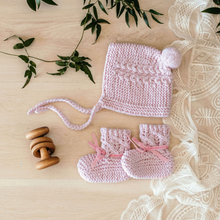 Load image into Gallery viewer, Snuggle Hunny Kids Pink Merino Wool Bonnet &amp; Booties