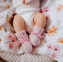 Load image into Gallery viewer, Snuggle Hunny Kids Pink Merino Wool Bonnet &amp; Booties