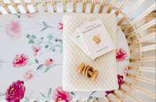 Load image into Gallery viewer, Snuggle Hunny Kids Wanderlust | Bassinet and Moses basket Fitted Sheet / Change Pad Cover